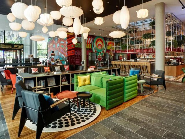 citizenM Seattle South Lake — 700 m away from Museum of Pop Culture