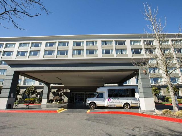 Coast Gateway Hotel — 800 m from the airport