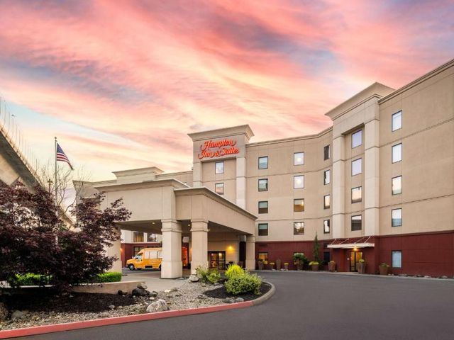 Hampton Inn and Suites Seattle — 1.3 km from the airport