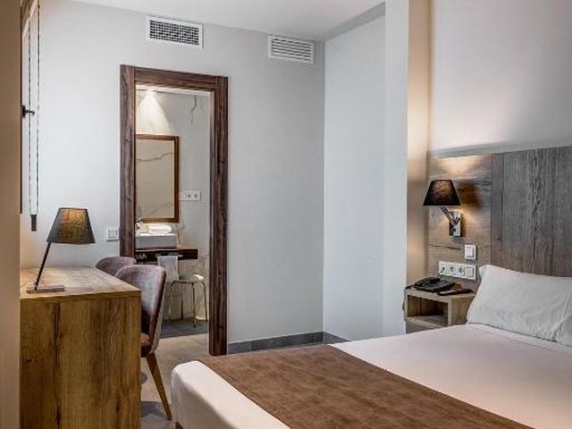 Hotel La Florida — 5 km away from FIBES Seville