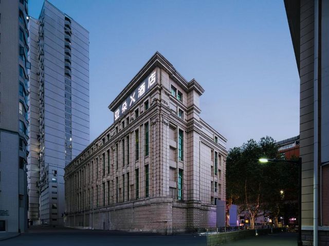 Atour X Hotel Shanghai Xujiahui Sports Center — 450 m away from Shanghai Stadium