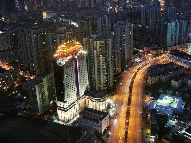 Courtyard By Marriott Shanghai Xujiahui — 800 m away from Shanghai Jiao Tong University