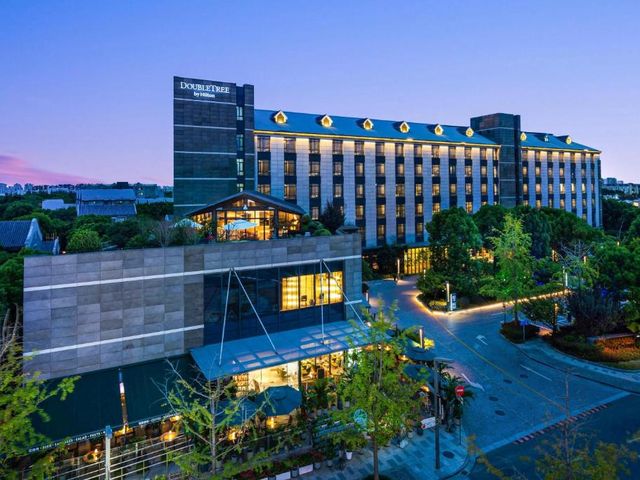 Doubletree By Hilton Shanghai Hongqiao — 1.2 km away from National Exhibition and Convention Center