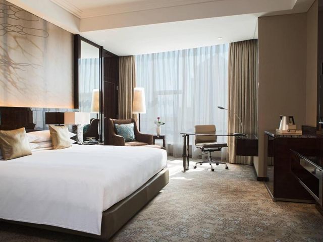 Renaissance Shanghai Pudong Hotel — 2 km away from Mobile World Congress Shanghai