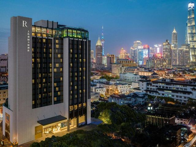 Renaissance Shanghai Yu Garden Hotel — 400 m away from Yu Garden
