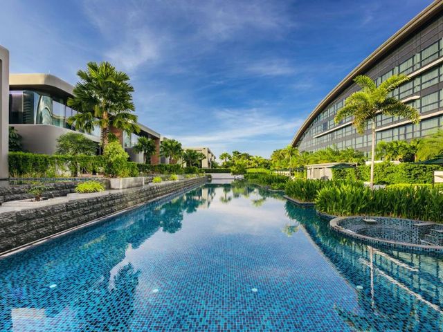 Dusit Thani Laguna Singapore — 4 km from the airport