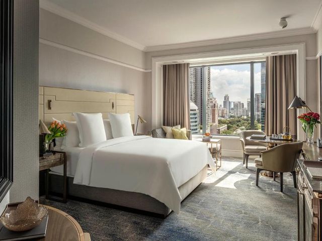 Four Seasons Hotel Singapore — 1 km away from Gleneagles Hospital Singapore