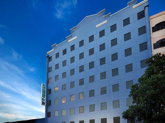 Hotel 81 Premier Hollywood — 800 m away from National Stadium Singapore