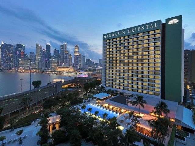 Mandarin Oriental, Singapore — 1.3 km away from Gardens by the Bay