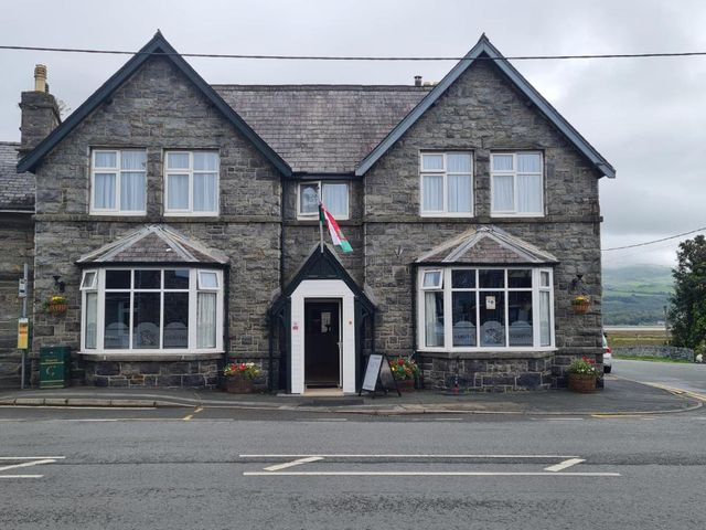 Y Griffin — 8.2 km away from Harlech Castle Snowdonia
