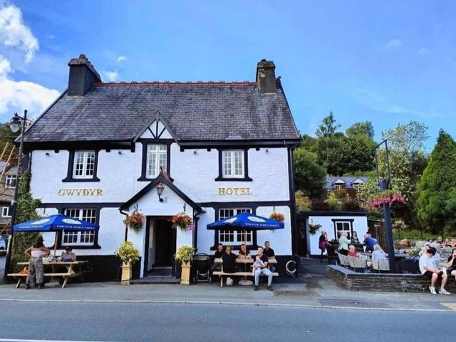Y Gwydyr Hotel - Dolwyddelan — 12.8 km away from Mount Snowdon Snowdonia