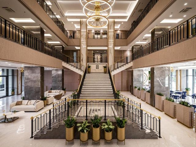 East Plaza Hotel — 3.7 km from the airport