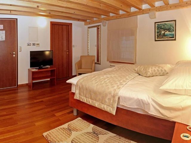 Hotel Monika — 4.5 km from the airport