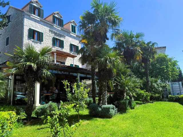 Hotel Villa Diana — 1.1 km away from KBC Split Hospital