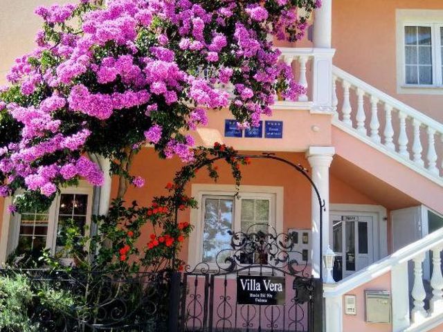 Hotel Villa Vera 2 — 3.5 km away from Dimensions Festival