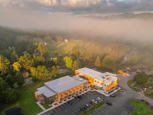Sun & Ski Inn and Suites — 7.1 km away from Stowe Mountain Resort Vermont