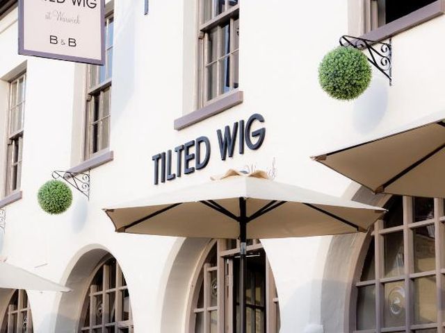 Tilted Wig — 250 m away from Warwick Castle from Stratford