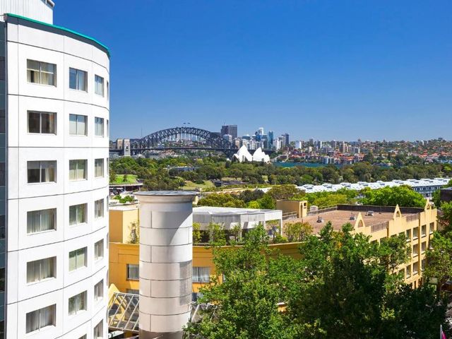 Holiday Inn Sydney Potts Point — 600 m away from St Vincent's Hospital Sydney