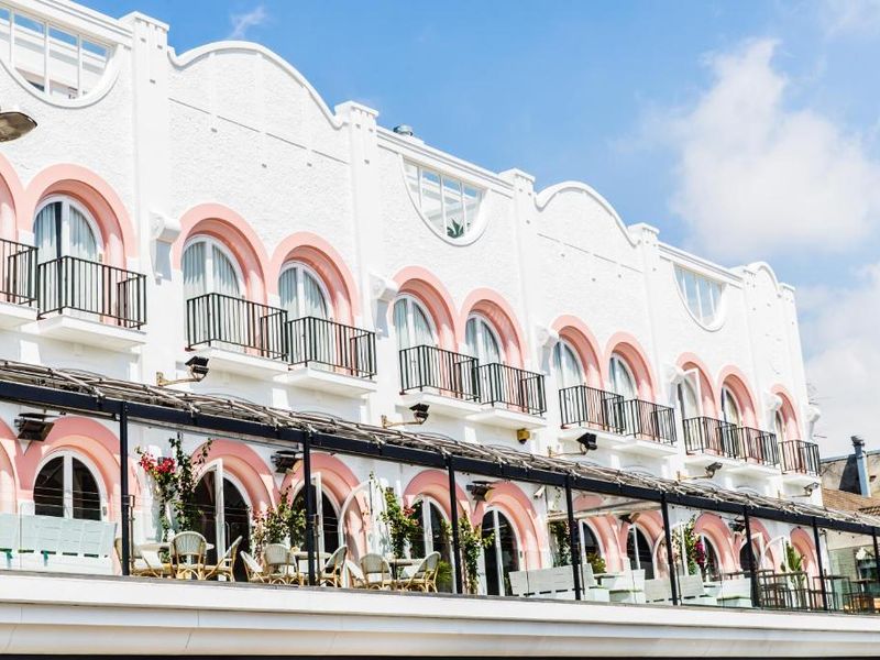 Hotel Ravesis, Sydney