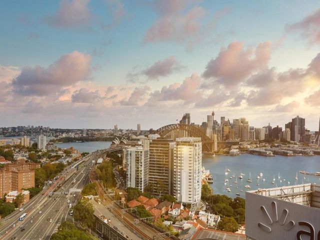 Meriton Suites North Sydney — 2.9 km away from Taronga Zoo