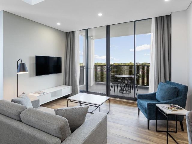 Meriton Suites Sydney Airport — 1.7 km away from Laneway Festival Sydney