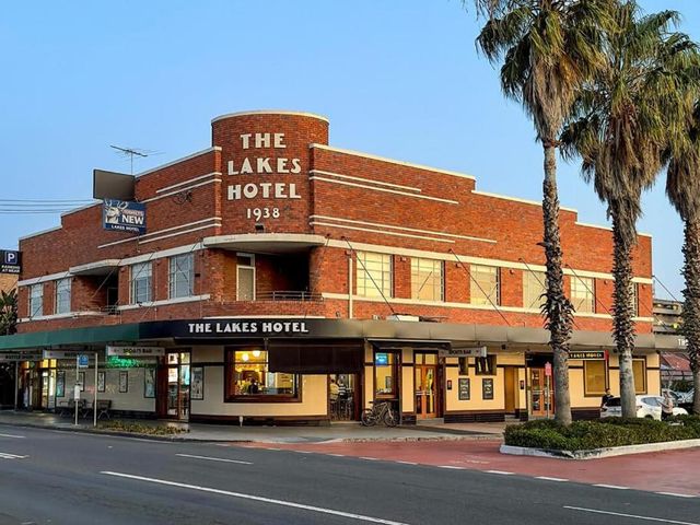 The Lakes Hotel, Rosebery — 2.4 km away from UNSW Sydney