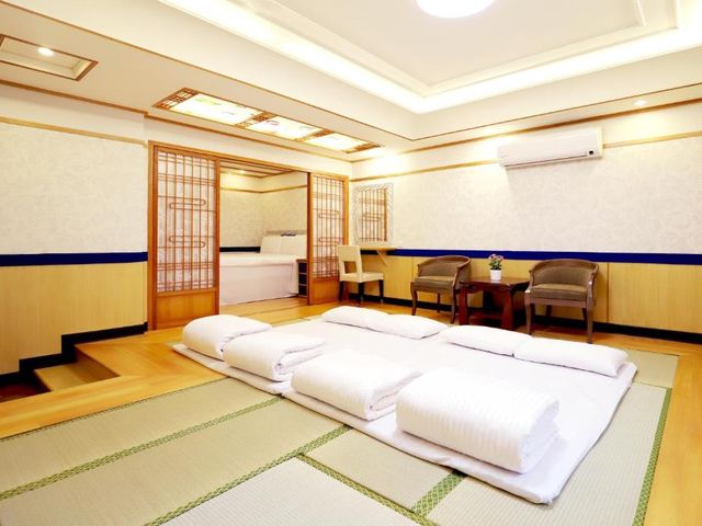 Phoenix Pavilion Hot Spring Hotel — 2.1 km away from Taipei Veterans General Hospital