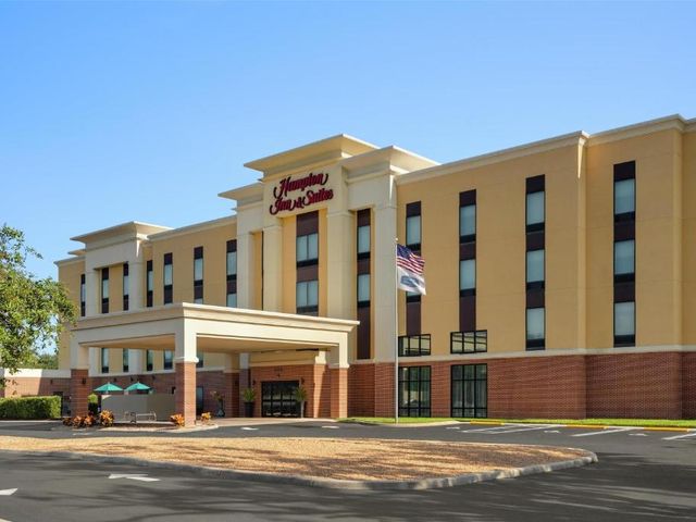 Hampton Inn & Suites by Hilton Tampa Busch Gardens Area — 2.7 km away from University of South Florida