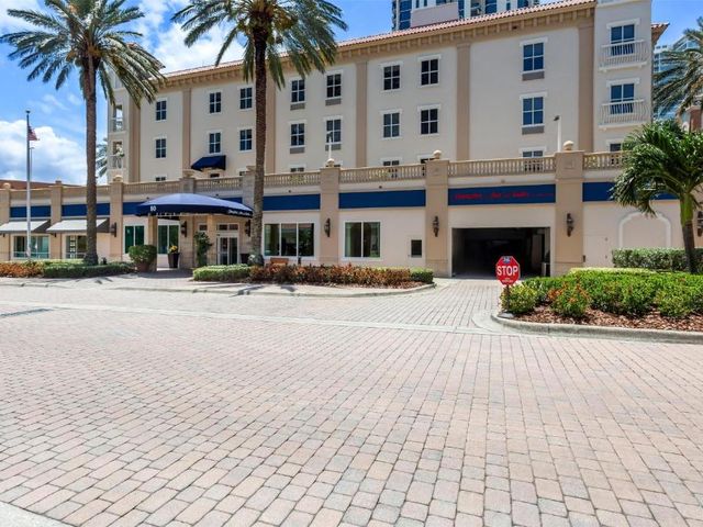 Hampton Inn & Suites St. Petersburg/Downtown — 1.8 km away from Tropicana Field