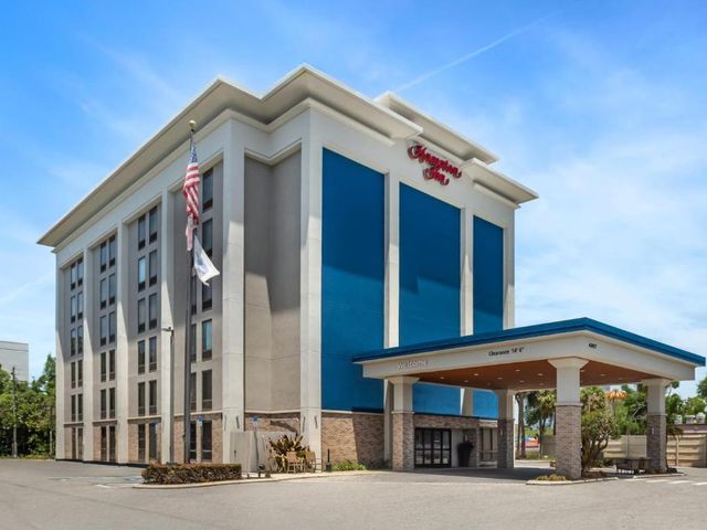 Hampton Inn Tampa International Airport/Westshore — 3.1 km away from Raymond James Stadium