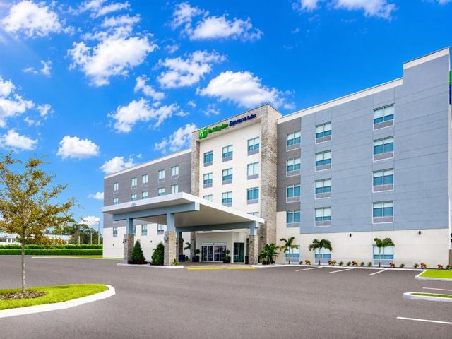 Holiday Inn Express & Suites Tampa Stadium — 1.7 km away from Raymond James Stadium