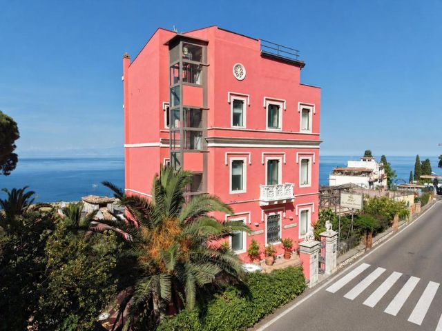 Hotel "La Pensione Svizzera" — 150 m away from Teatro Antico di Taormina