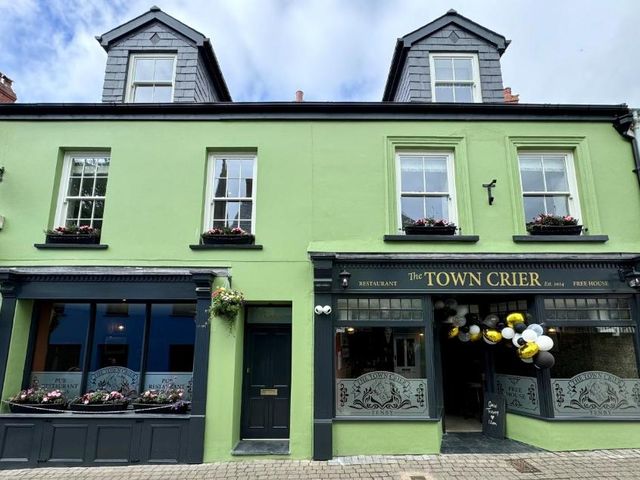 The Town Crier, Tenby — 300 m away from Castle Beach Tenby