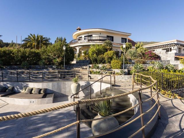 Hotel Alta Montaña — 12.3 km away from Teide National Park Tenerife