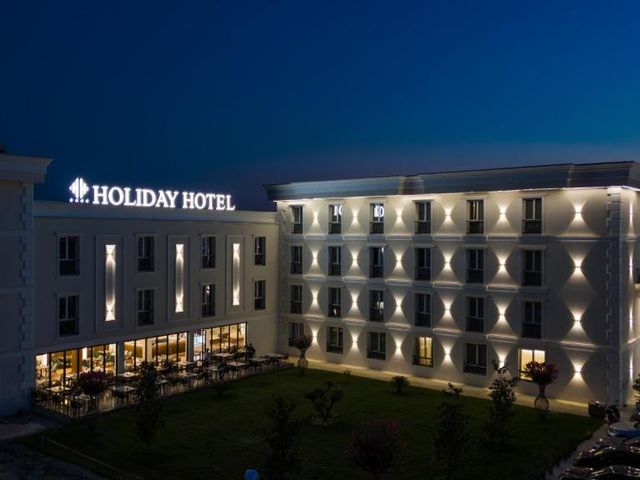 Holiday Hotel — 600 m from the airport