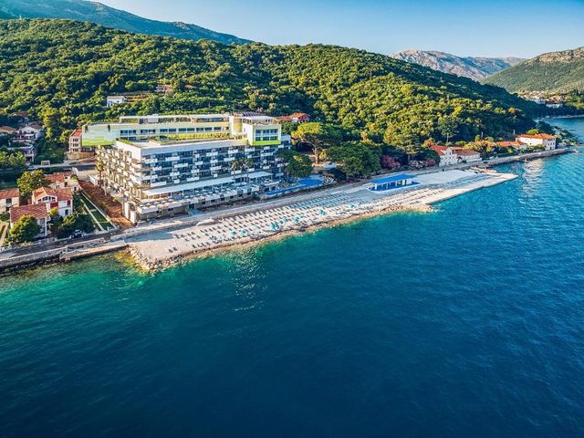 Carine Hotel Park — 800 m away from Kotor Bay from Tivat