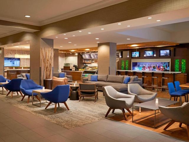 Courtyard by Marriott Toronto Downtown — 1.1 km away from University of Toronto