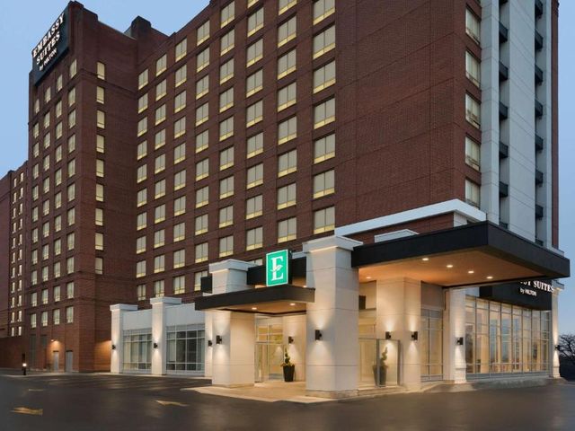 Embassy Suites By Hilton Toronto Airport — 1.5 km from the airport