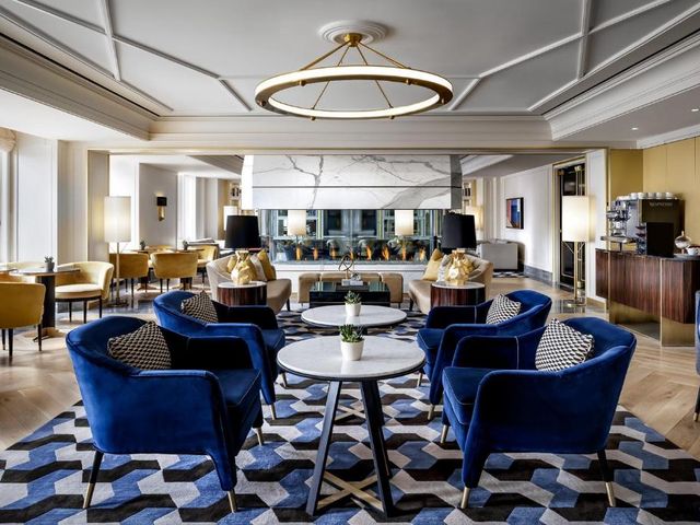Fairmont Royal York Gold Experience — 600 m away from CN Tower