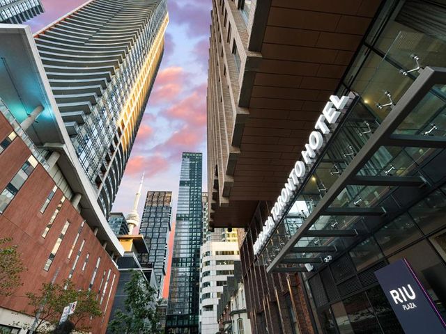 Riu Plaza Toronto — 1.2 km away from Toronto General Hospital