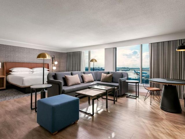 Sheraton Gateway Hotel in Toronto International Airport — 600 m from the airport