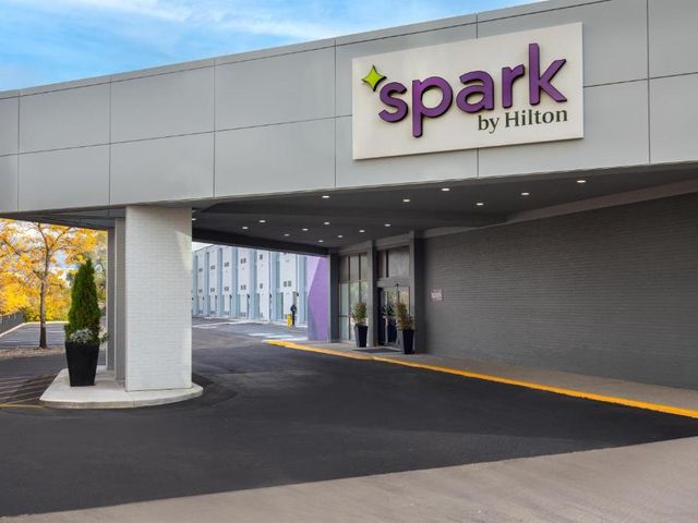 Spark by Hilton Toronto Airport — 1.7 km from the airport