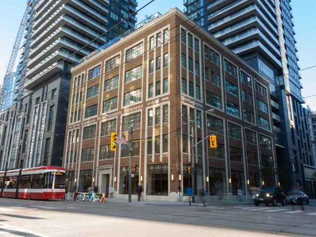 Sutton Place Hotel Toronto — 500 m away from CN Tower