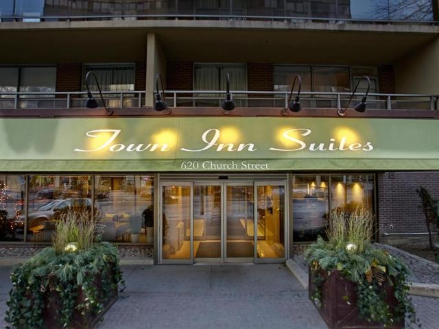 Town Inn Suites Hotel — 1.3 km away from University of Toronto