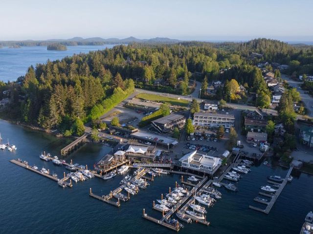 Tofino Resort + Marina — 13.5 km away from Pacific Rim National Park Ucluelet