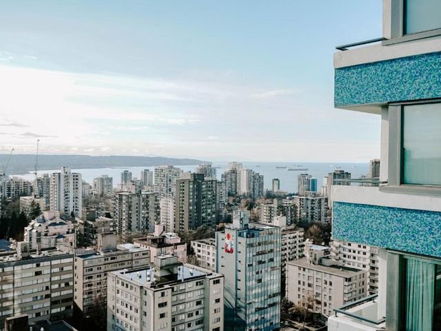 Blue Horizon Hotel — 2 km away from Stanley Park