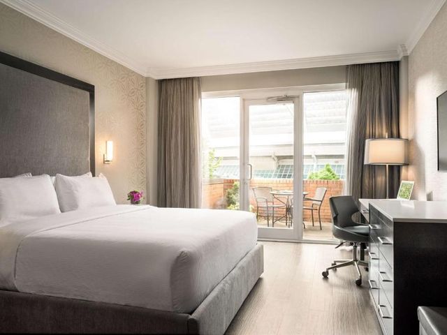 Georgian Court Hotel, WorldHotels Elite — 350 m away from Rogers Arena