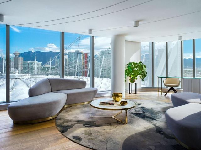 JW Marriott Parq Vancouver — 1.6 km away from Vancouver General Hospital