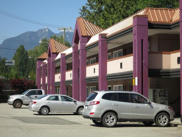 North Vancouver Hotel — 1.9 km away from Capilano Suspension Bridge
