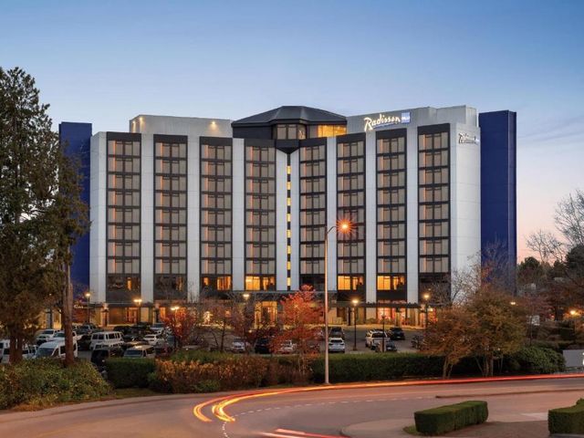 Radisson Blu Vancouver Airport Hotel & Marina — 2.8 km from the airport